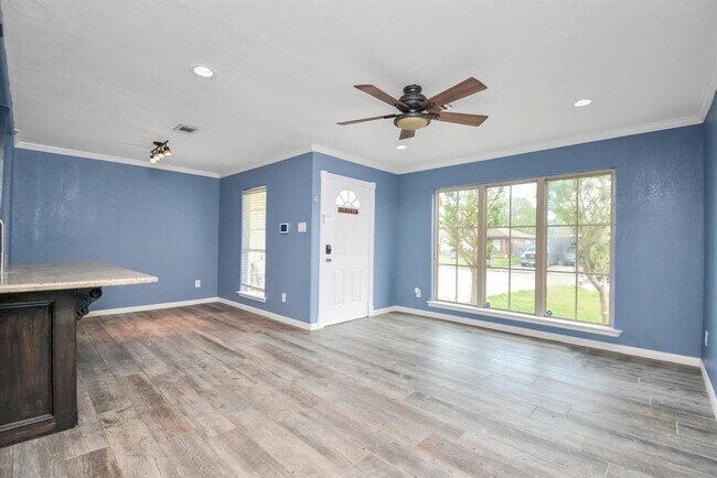 Building Photo - 1404 Briarwood Dr