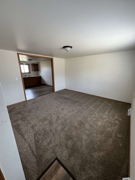 Building Photo - 700 N Steven Ave