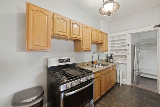 Building Photo - Available Now!  // 3bedroom 2.5 bathroom C...