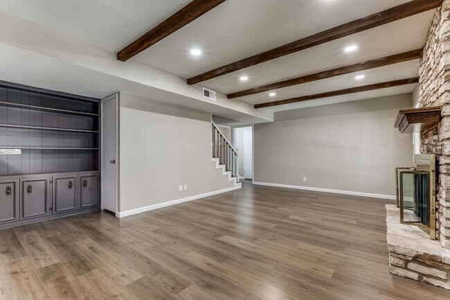 Building Photo - 10215 Charter Ridge