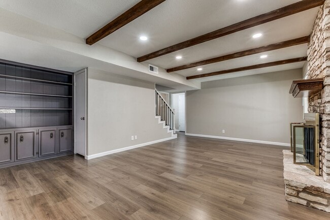 Building Photo - SPACIOUS CHARTER OAKS 4-BEDROOM