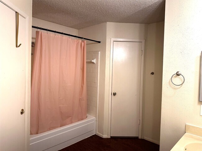 Building Photo - 614 Live Oak Dr