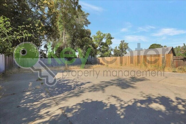 Building Photo - 4806 Yosemite Ave