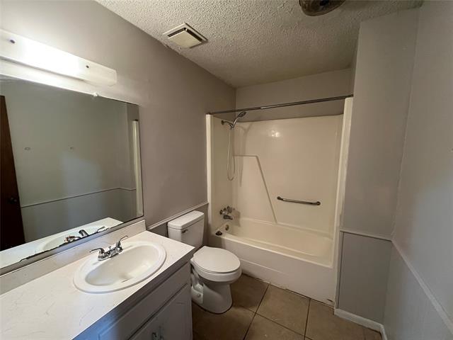 Building Photo - 411 W Pelton St