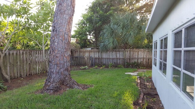 Building Photo - 1132 SW 3rd St