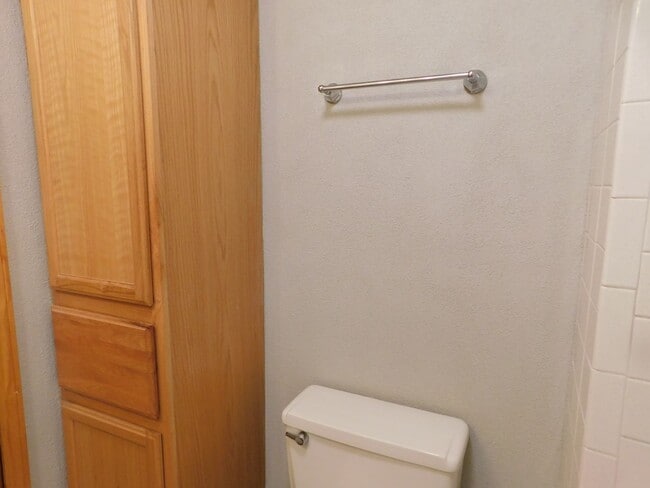 Building Photo - Spacious & remodeled 2 bedroom/1 bath dupl...