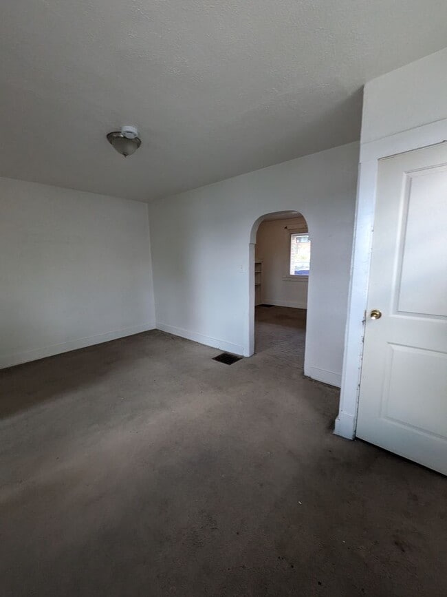 Building Photo - 2 bed 1 bath home with large living room a...