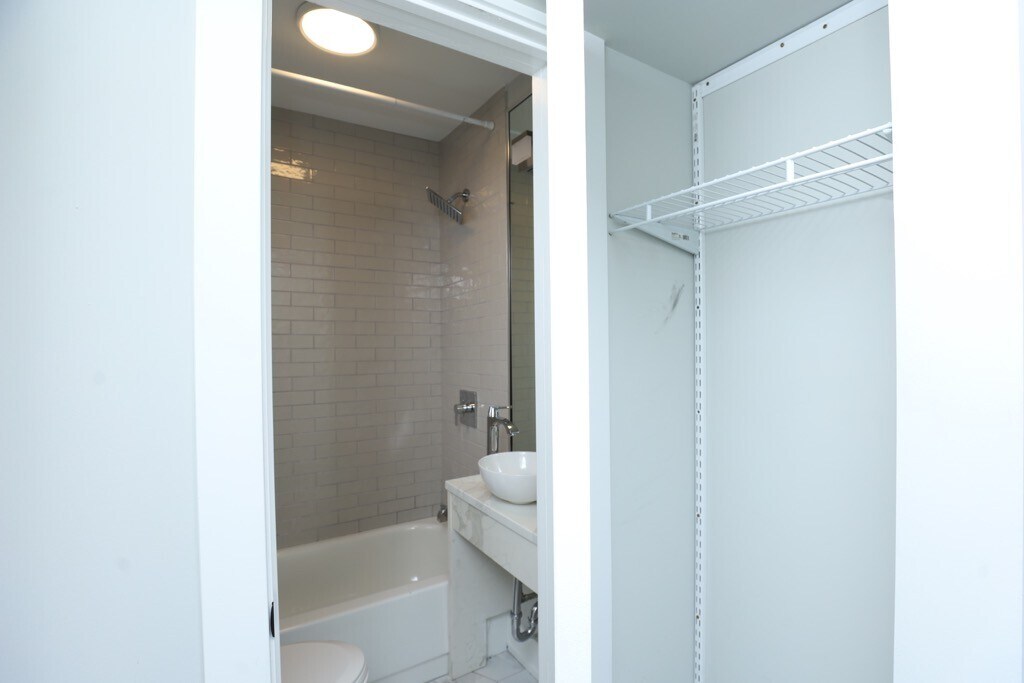 Building Photo - 508 W Belmont