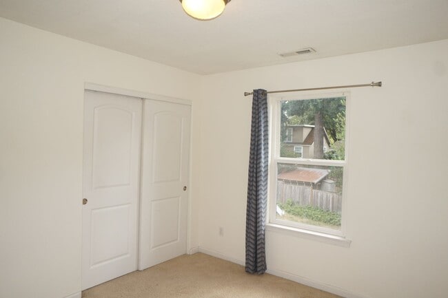 Building Photo - 3822 SE Schiller St