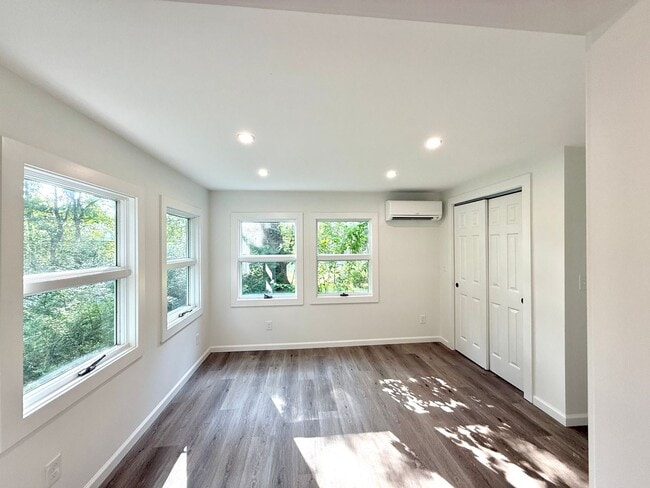 Building Photo - Serene & Spacious Fully renovated 1 BR ( 2...