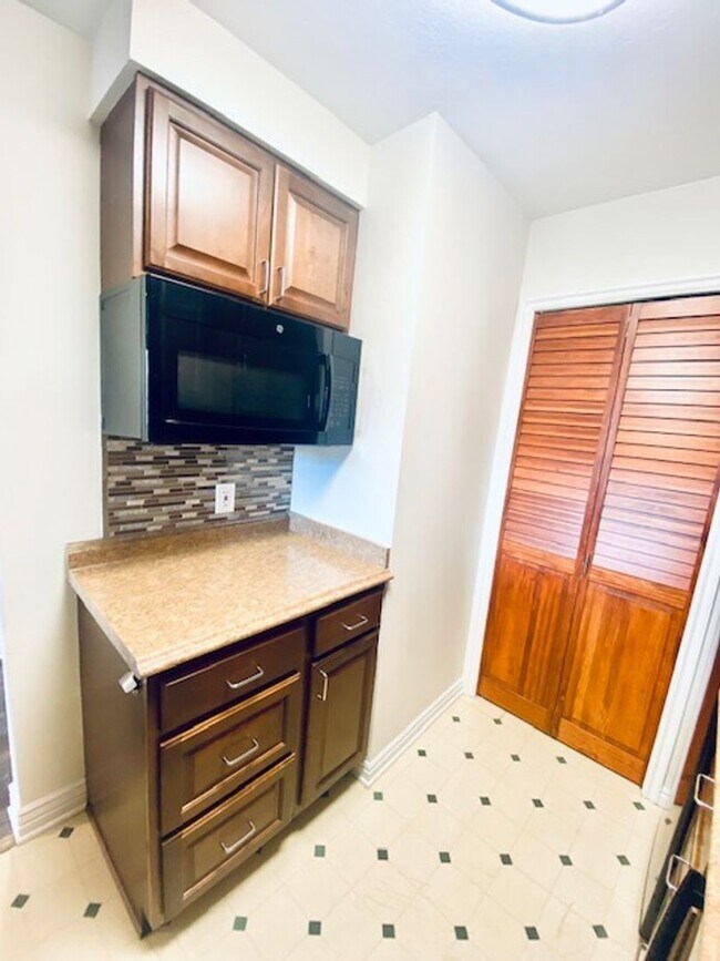 Building Photo - Broadway Condo