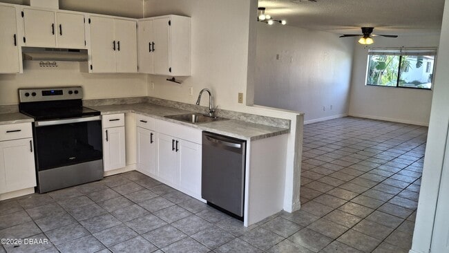 Building Photo - 196 W Sandalwood Ct