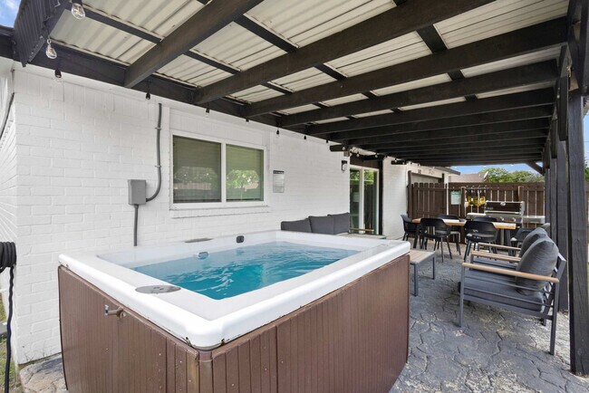 Building Photo - 3410 Country Club Dr