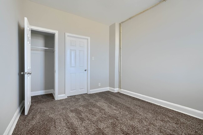 Building Photo - 1314 N Kenwood Ave