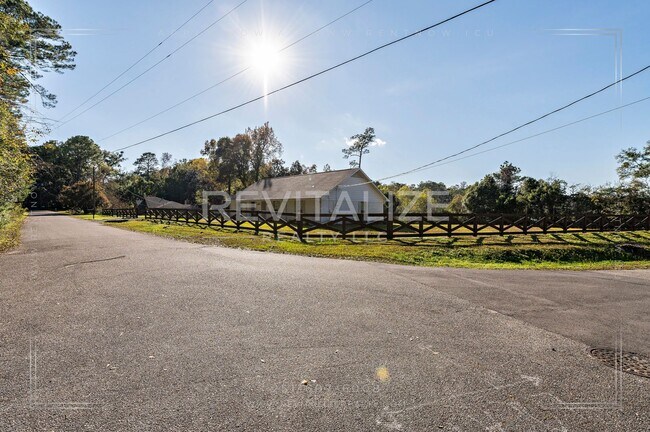 Building Photo - Stunning 3 Bed 2 Bath Brick Home with Huge Yard!