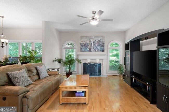 Building Photo - 821 Soaring Dr NE