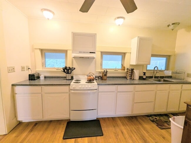 Building Photo - 613 Summer St