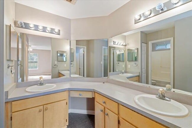 Building Photo - East Tallahassee Brick Townhome With One Car Garage