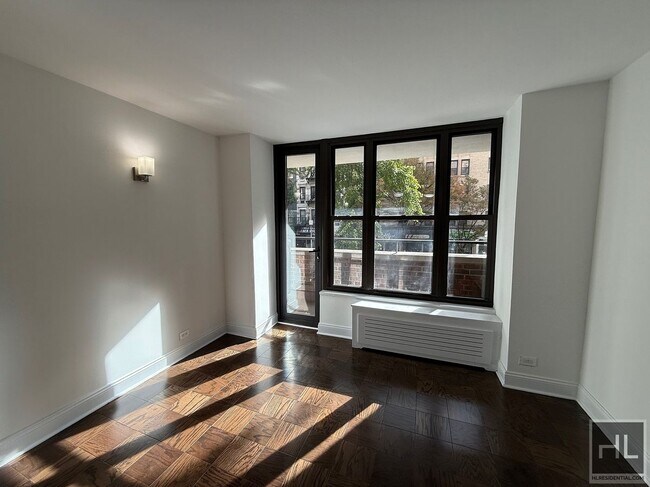 Building Photo - 165 E 35th St