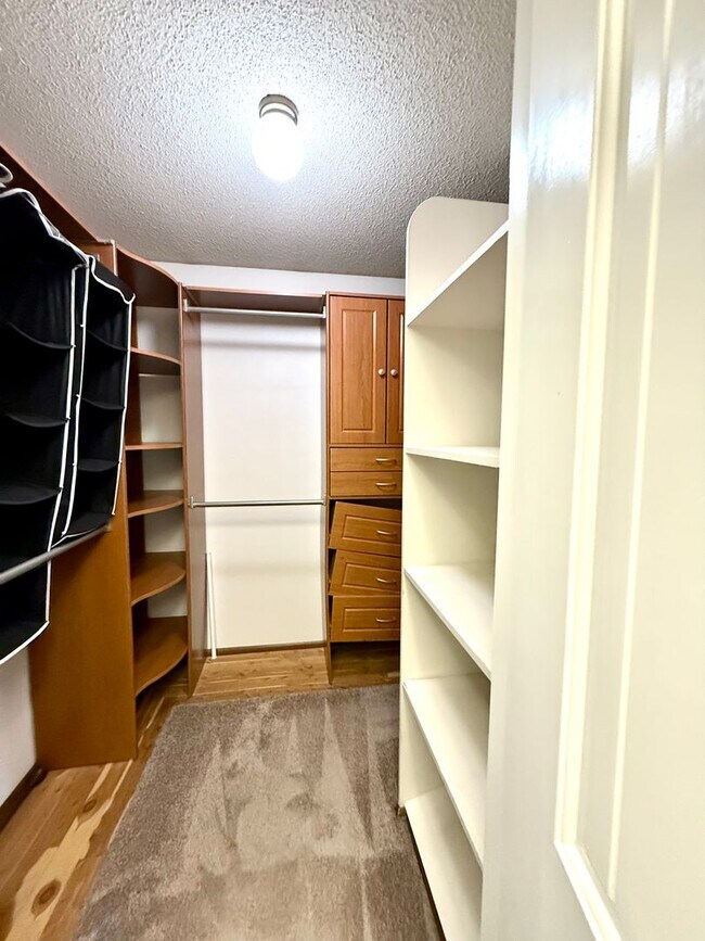 Building Photo - Live Comfortably in Federal Way – 4-Bedroo...