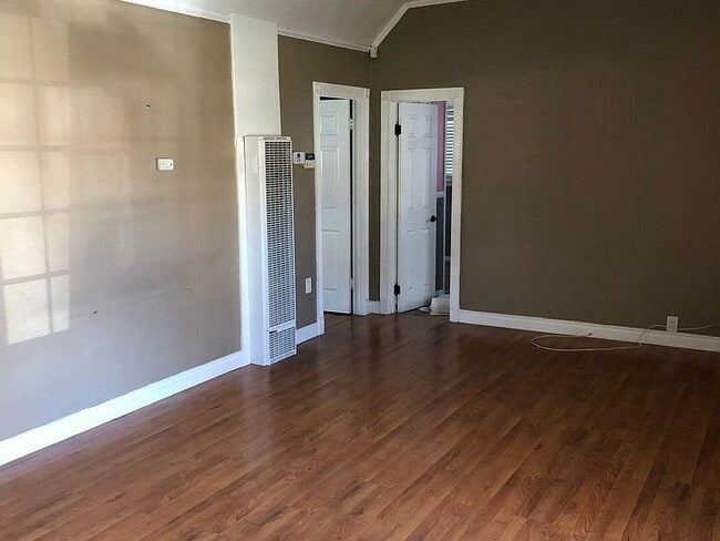 Building Photo - "Charming 3-Bed Gem with Granite & Hardwoo...