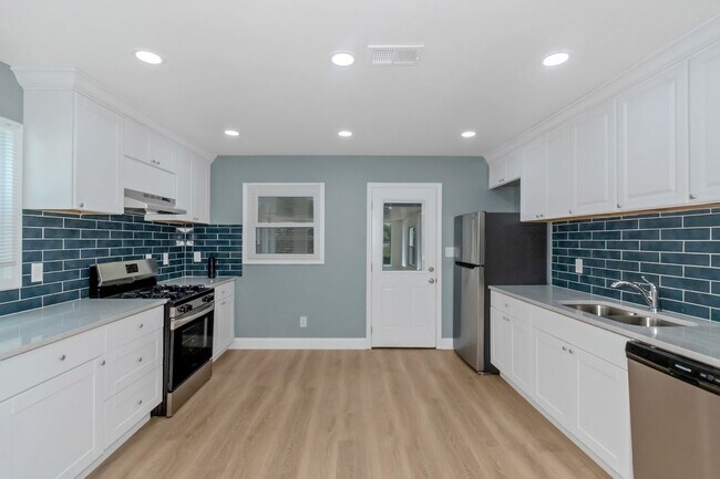 Building Photo - WELCOME HOME!