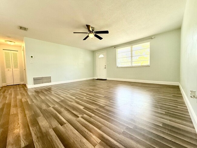 Building Photo - Relaxed Florida living at this 3Bedroom/ 2bath home in the Heart of Daytona Beach!