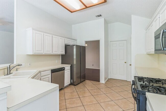 Building Photo - 800 Mountain Ridge Dr