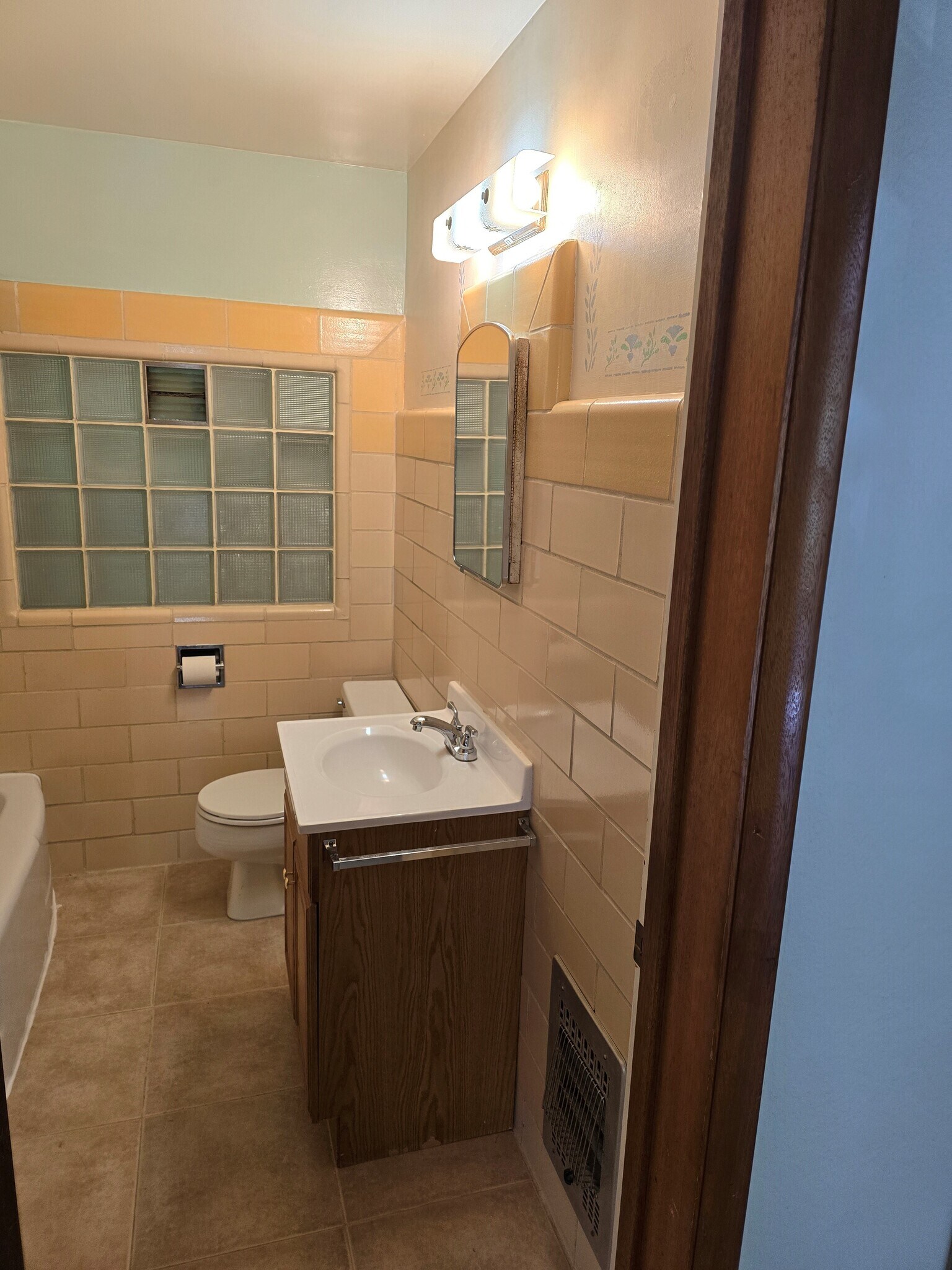 Bathroom - 4005 N 24th St