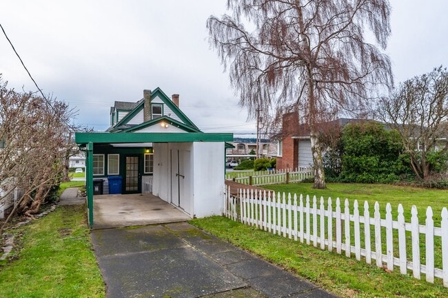 Building Photo - Pet Friendly 2 Bed, 1 Bath Home