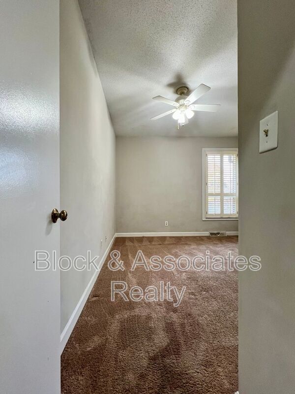 Building Photo - 207 Forest View Ct