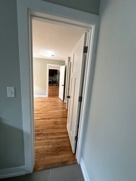 Building Photo - 910 W George St