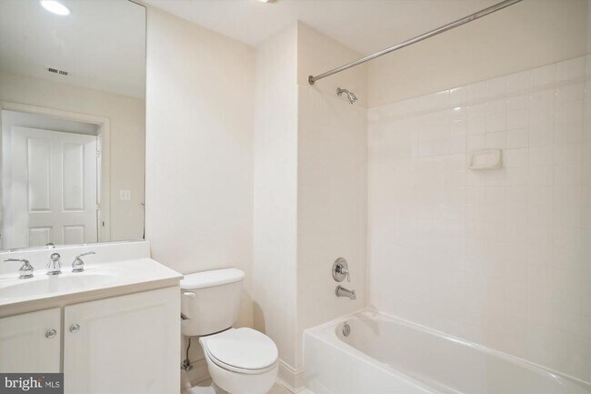 Building Photo - 10401 Strathmore Park Ct