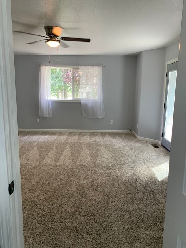 Building Photo - 4 Bedroom, 2 Bath near Pine Grove
