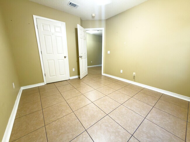 Building Photo - 9760 Seafarer's Way