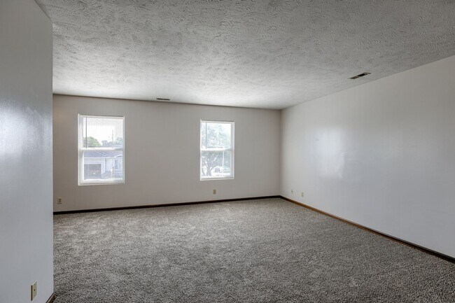 Building Photo - Spacious Duplex Close to Schools, UNL, Hay...