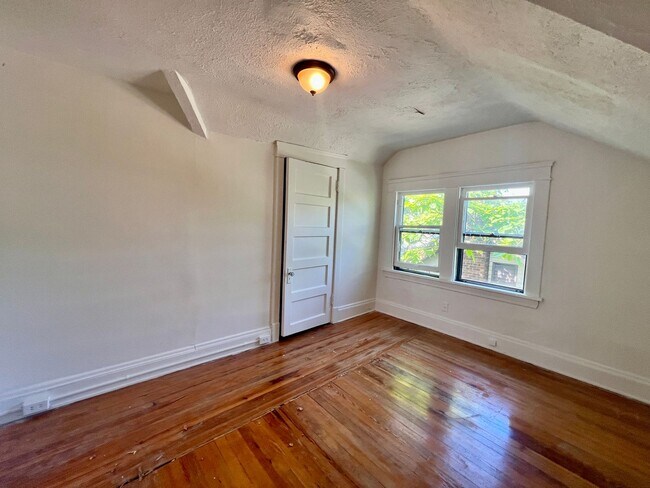 Building Photo - 3305 E Overlook Rd