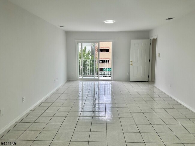 Building Photo - 621 Elizabeth Ave