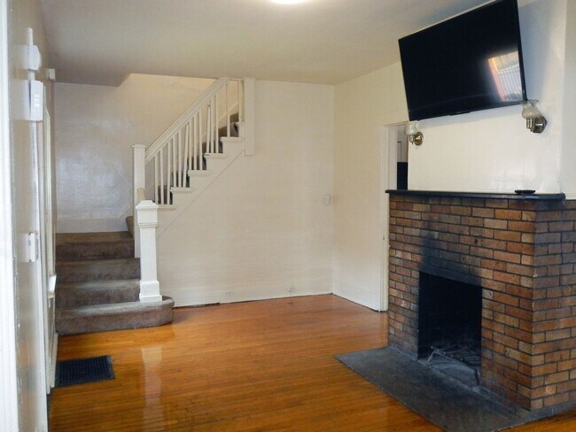 Building Photo - AVAILABLE 6/1/26 - House for Rent Near Sho...