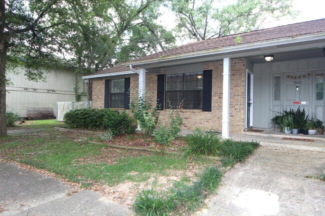 Building Photo - 2BD/1BA Duplex in NE Pensacola – Fenced Ya...