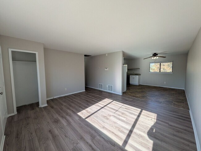 Building Photo - 603 W Routt Ave