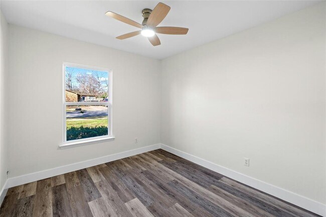 Building Photo - 9417 N Creek Dr