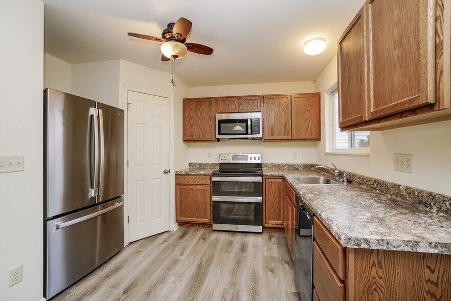 Building Photo - 7560 Maple Trunk Dr