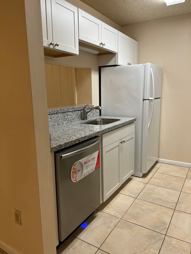 Building Photo - Remodeled First Floor Cutie!