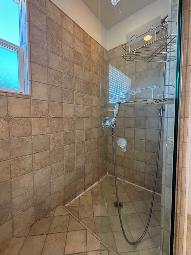 Building Photo - Gorgeous 4 Bed, 3 Bath in Brentwood with S...