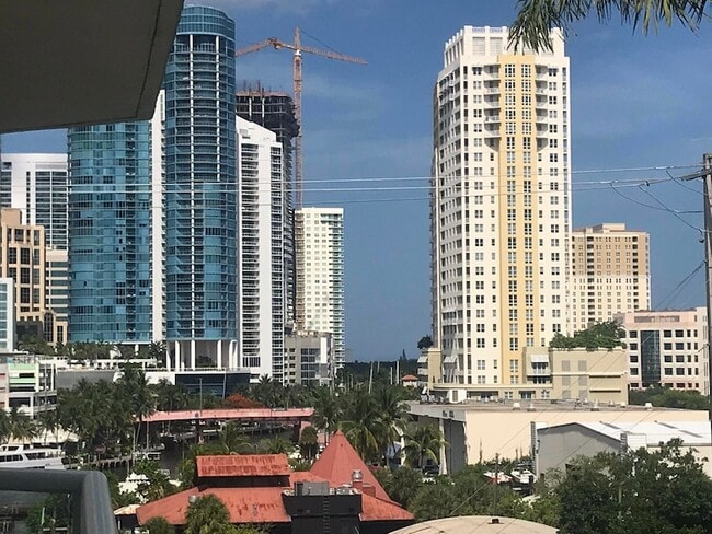 Building Photo - 401 SW 4th Ave