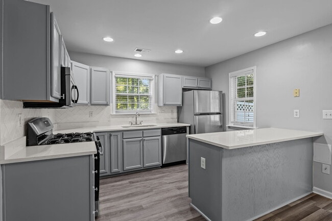 Building Photo - 10660 Holly Ridge Blvd