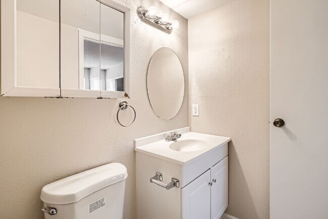 Building Photo - Spacious 1,177 sq ft 3-Bed / 2-Bath Condo ...