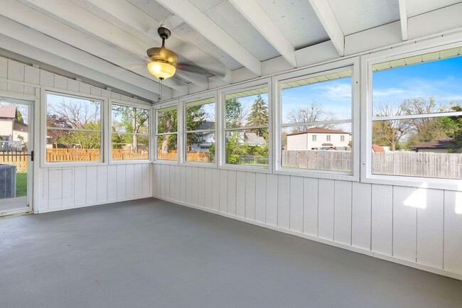 Building Photo - 554 Pointview Dr