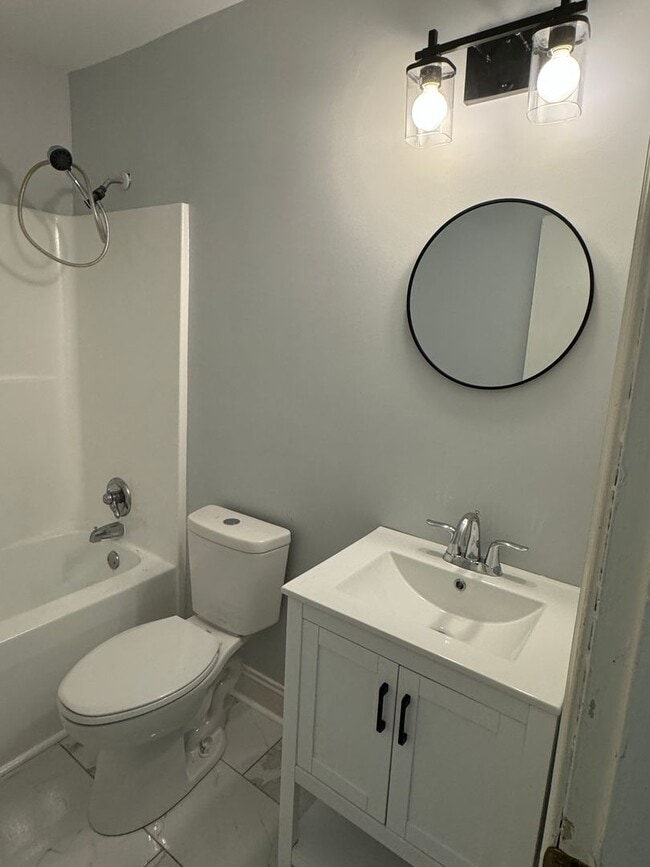 Building Photo - Private and convenient 3 bed/1 bath with large backyard